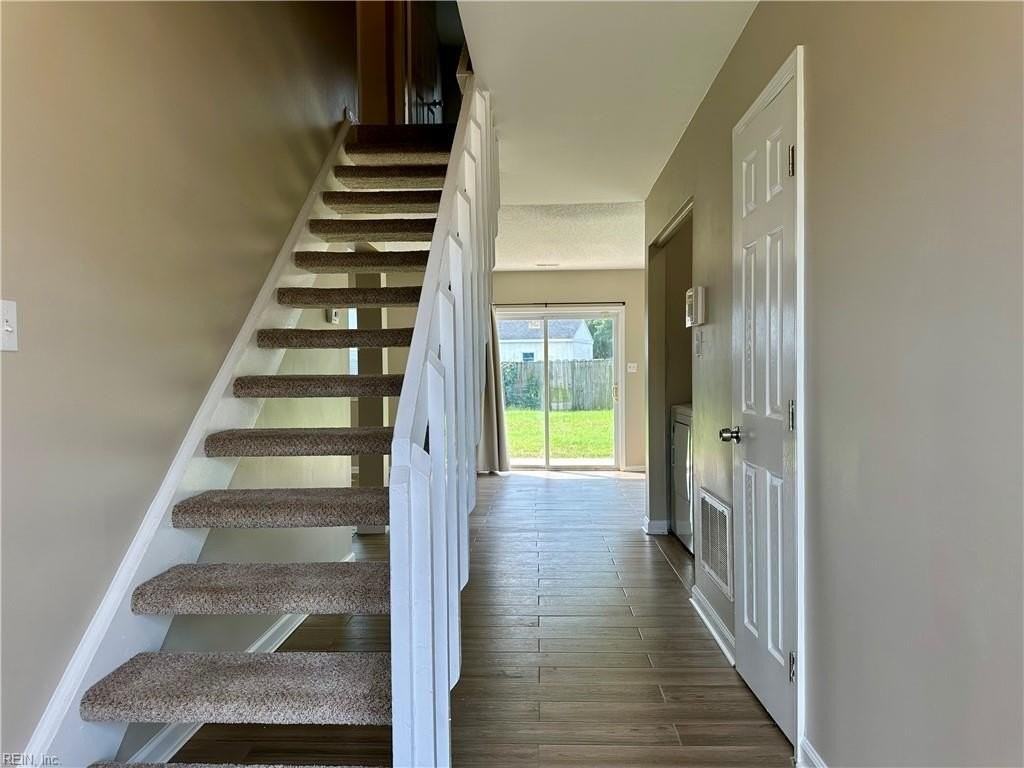 3845 Tiffany Ln - Photo 4 of 31