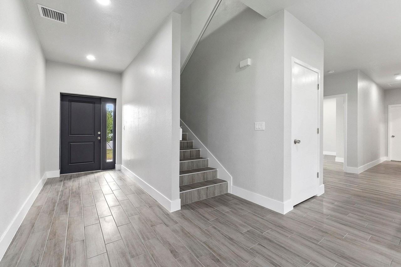 1351 Sw Don Ct - Photo 2 of 30