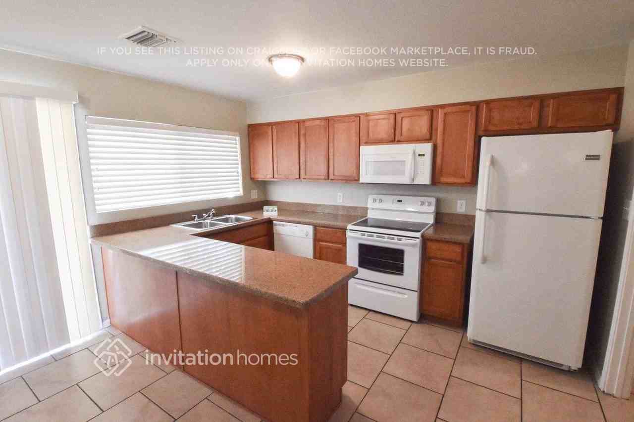 7619 W Devonshire Ave - Photo 3 of 9
