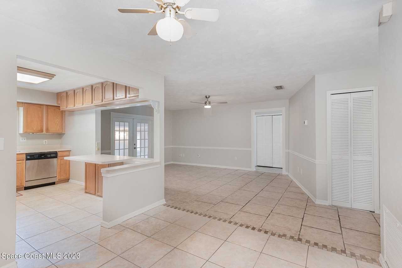 2620 Redwood Ave - Photo 2 of 15