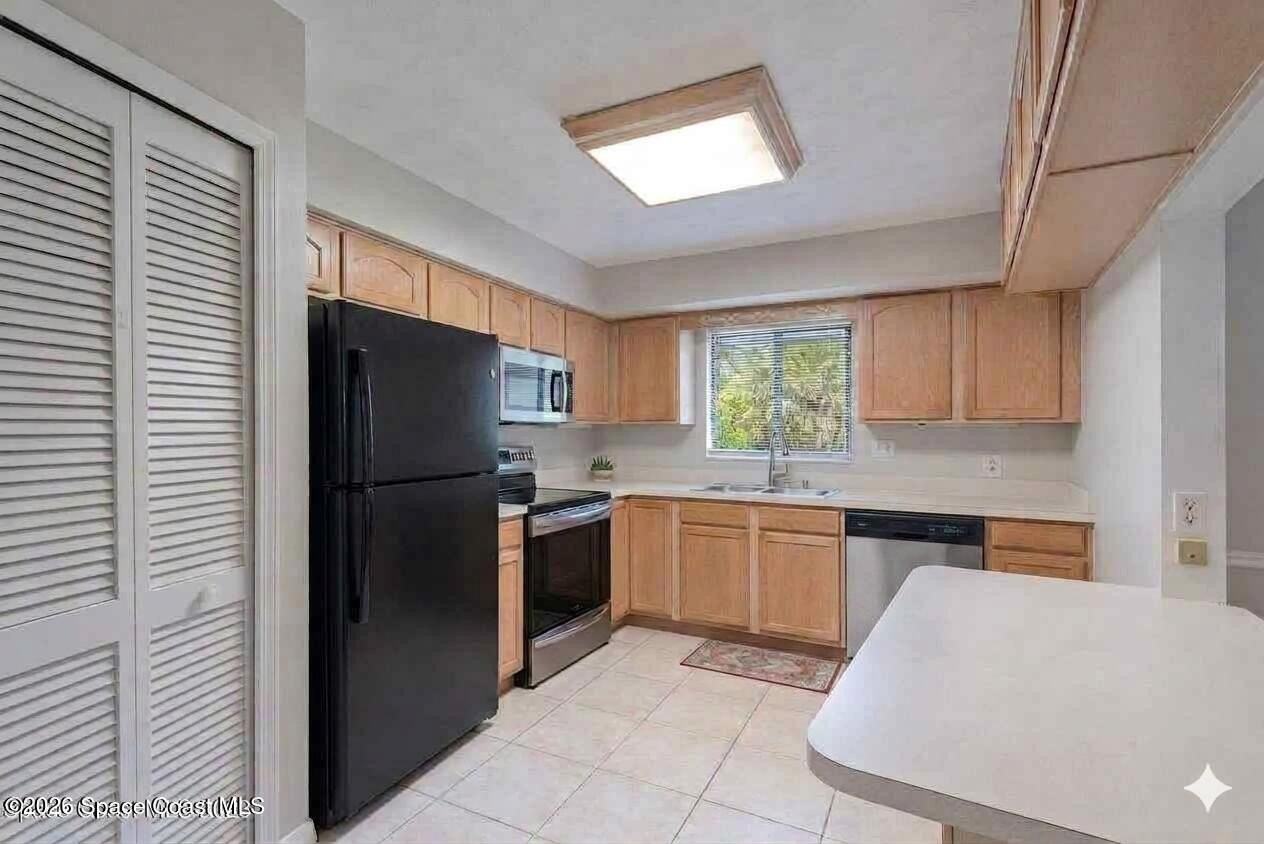 2620 Redwood Ave - Photo 4 of 15