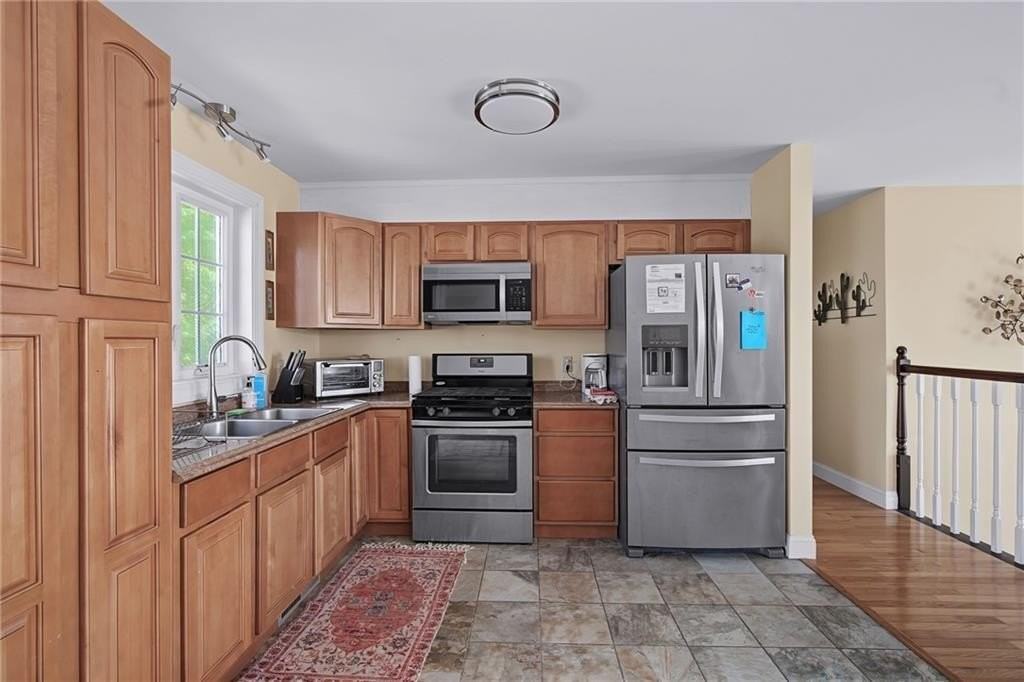 45 Oakwood Ave - Photo 3 of 50