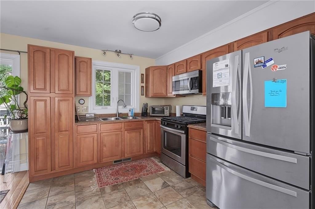 45 Oakwood Ave - Photo 4 of 50