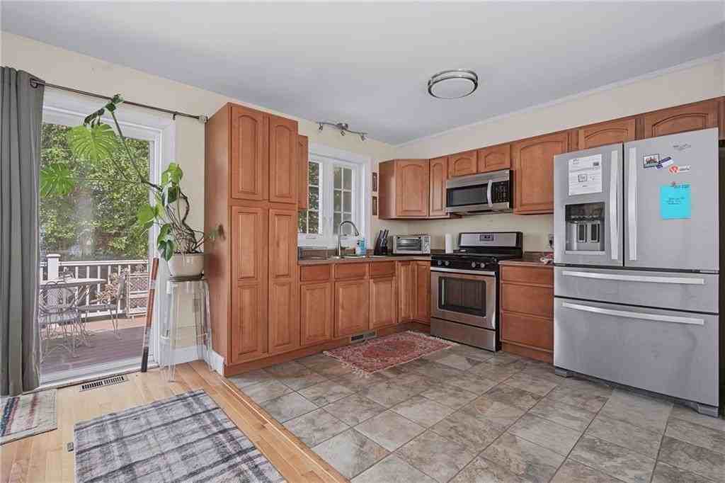 45 Oakwood Ave - Photo 5 of 50