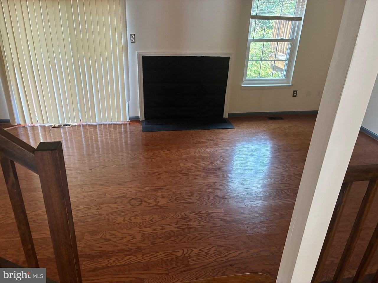 8265 Londonderry Ct - Photo 3 of 18