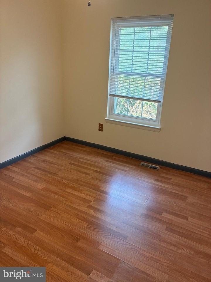 8265 Londonderry Ct - Photo 4 of 18