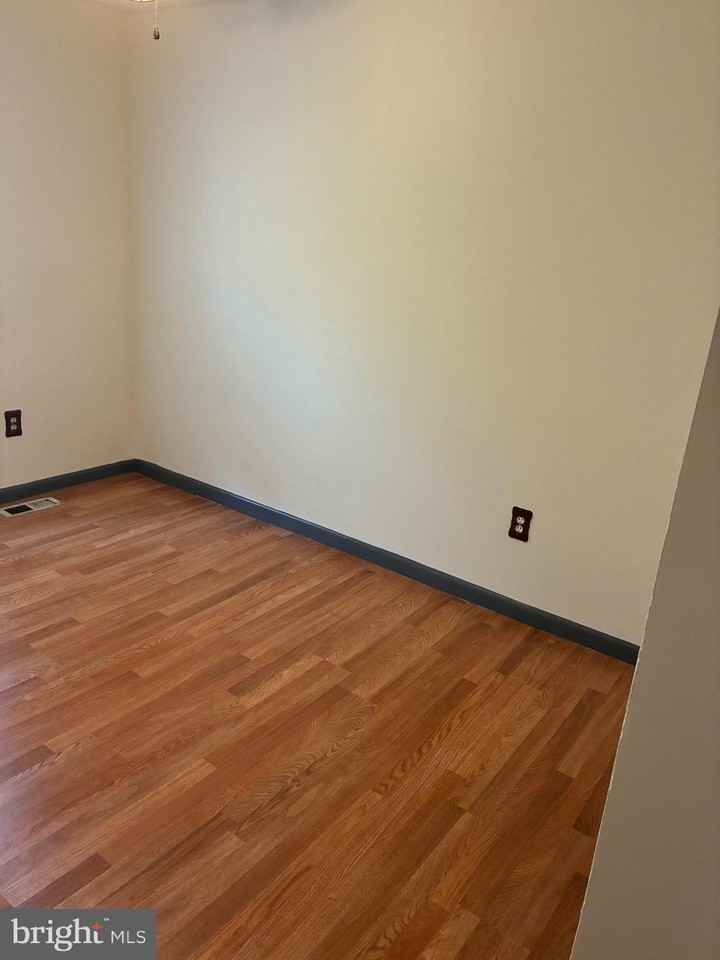 8265 Londonderry Ct - Photo 5 of 18