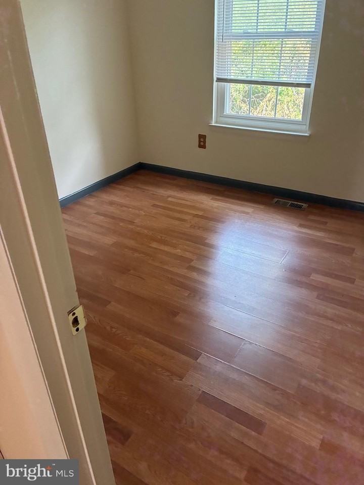 8265 Londonderry Ct - Photo 6 of 18