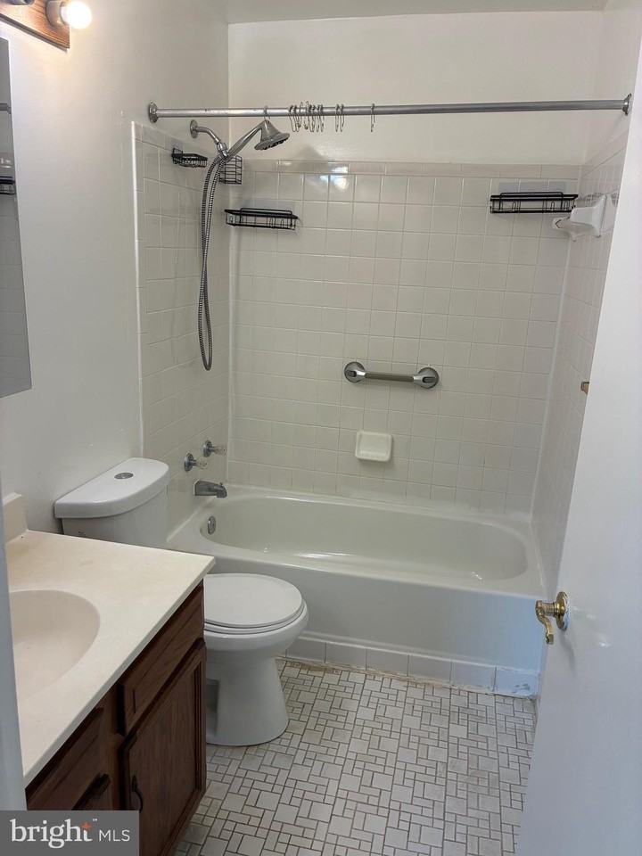 8265 Londonderry Ct - Photo 7 of 18