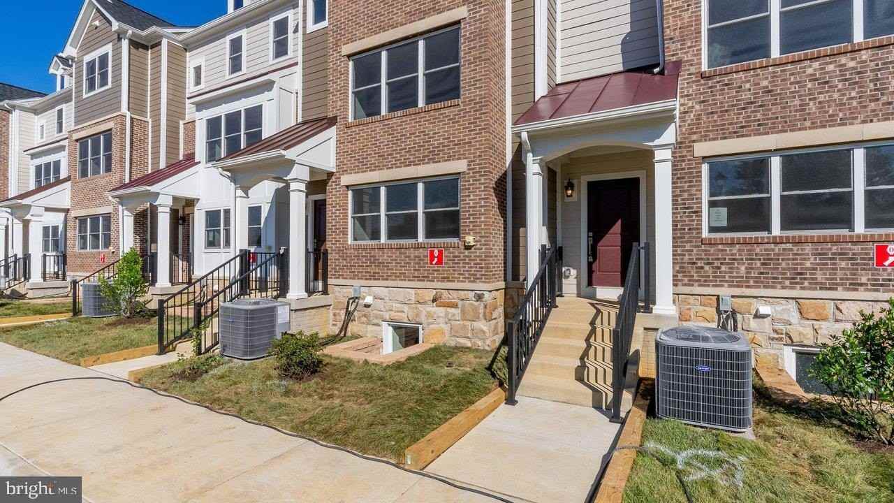 961 Woodstock Commons Pl #108A - Photo 3 of 50