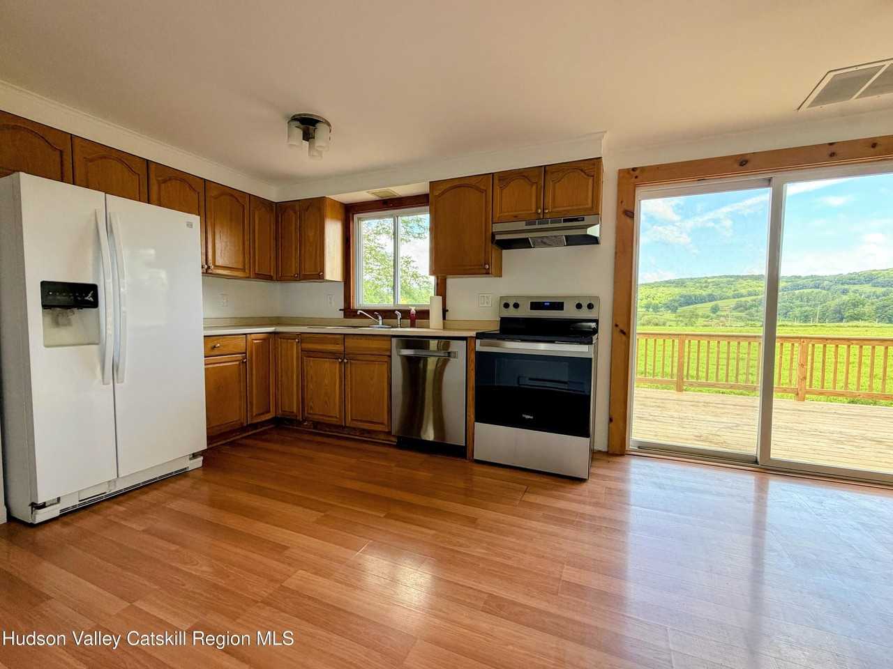 1015 Lake View Rd - Photo 4 of 25