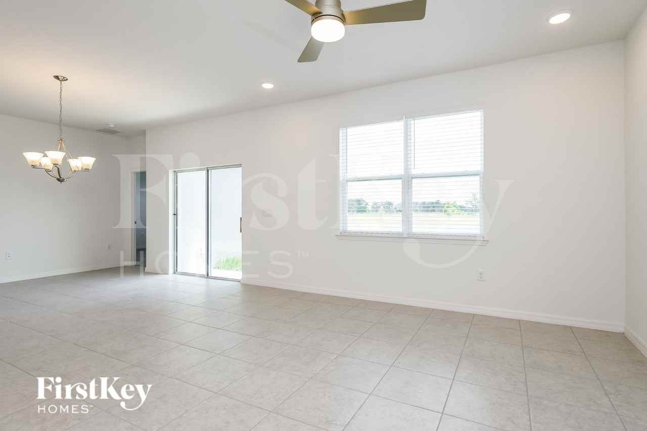1622 Isleta Loop - Photo 4 of 17