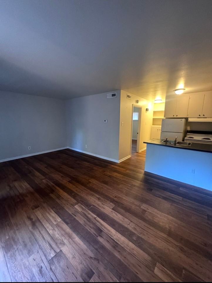 Lanai Apartments LLC - Photo 4 of 13