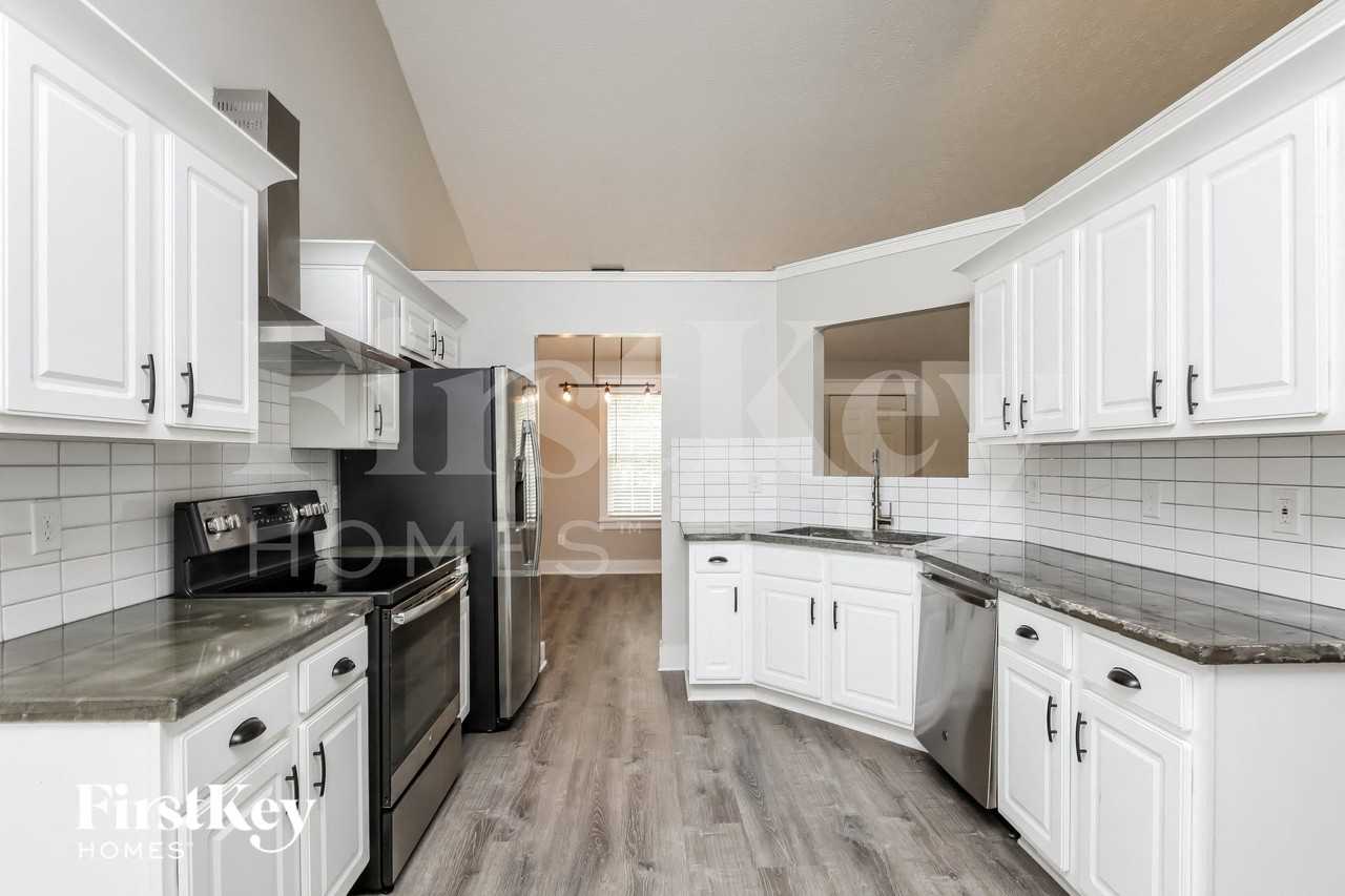 6247 Highgrove Dr - Photo 5 of 15