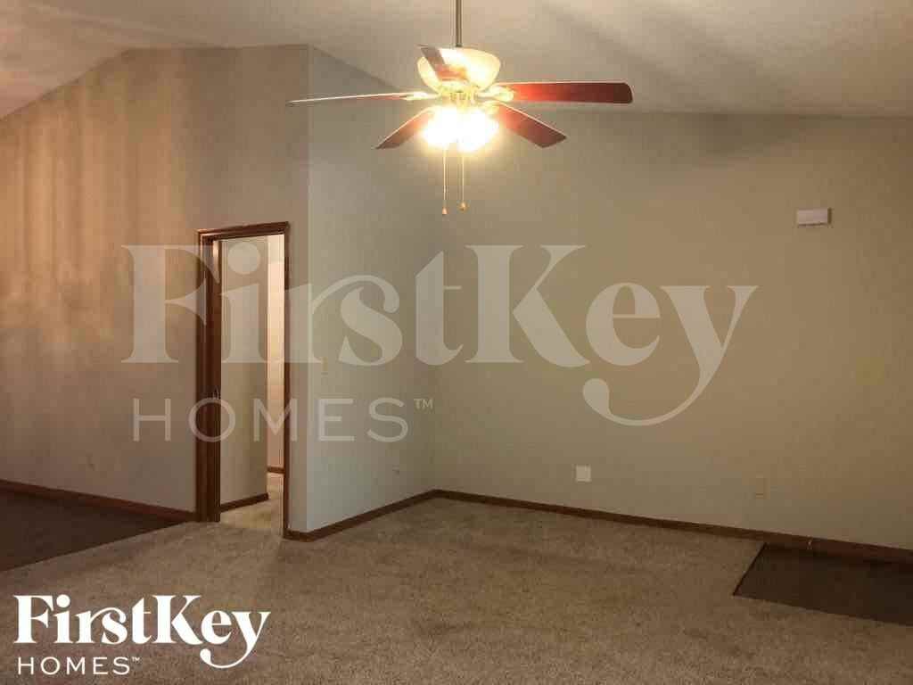 742 Eunice St - Photo 4 of 23