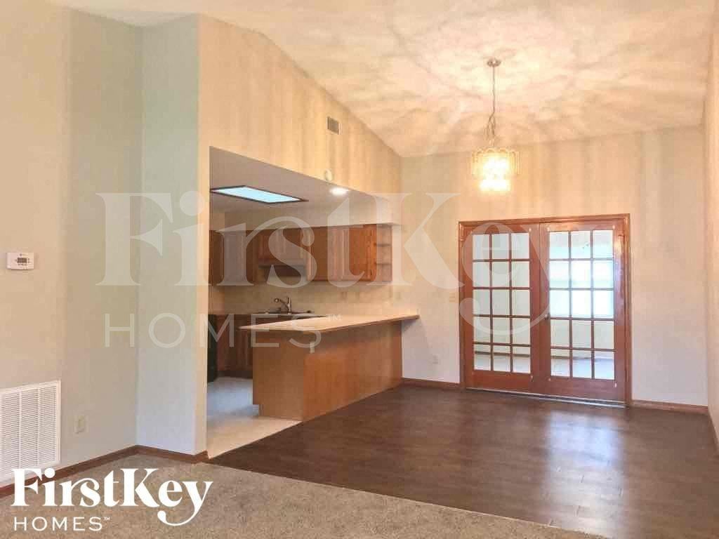 742 Eunice St - Photo 5 of 23