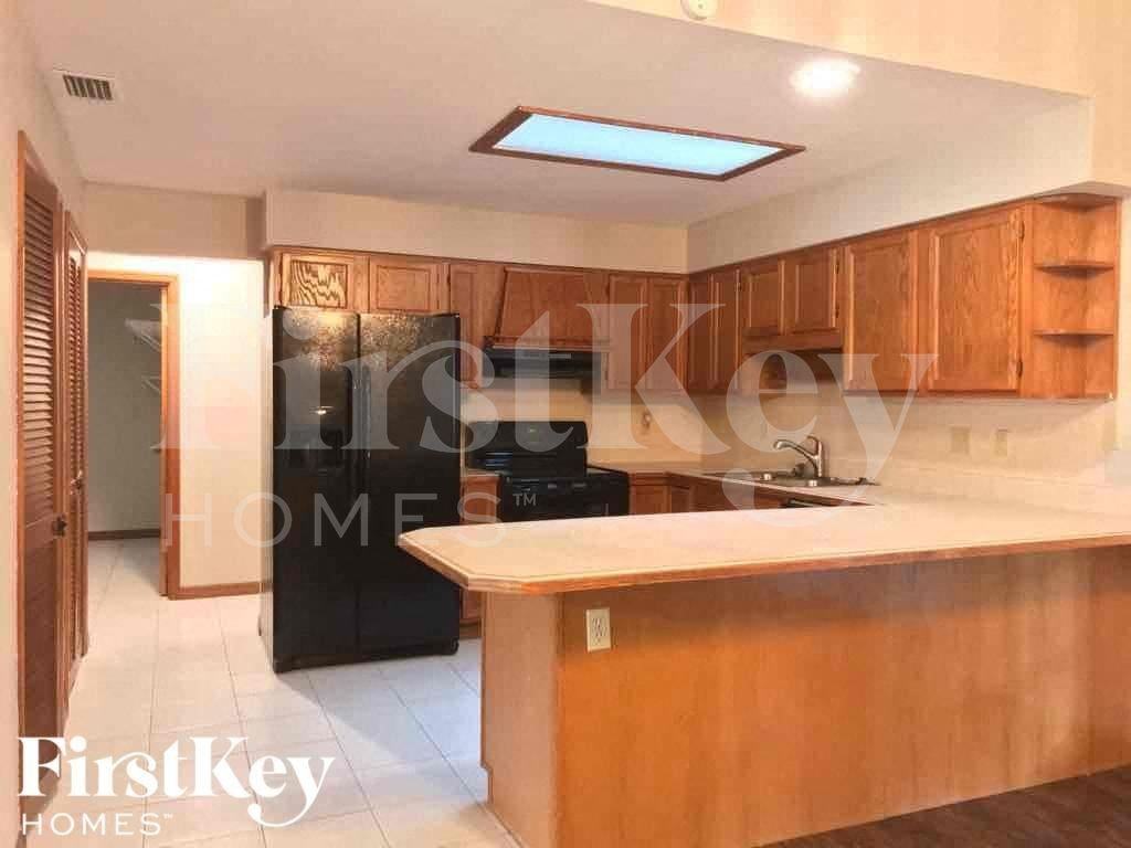 742 Eunice St - Photo 6 of 23