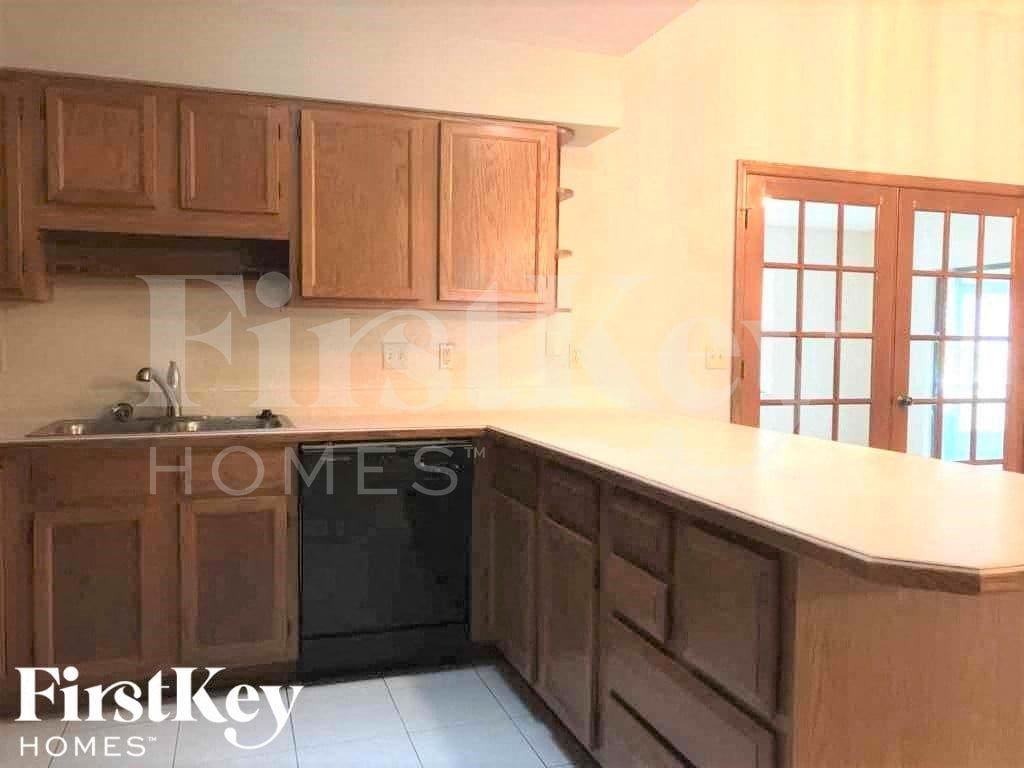 742 Eunice St - Photo 7 of 23