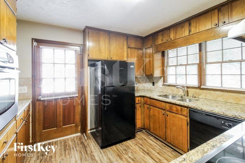 1739 Killian Hill Rd Sw - Photo 5 of 16