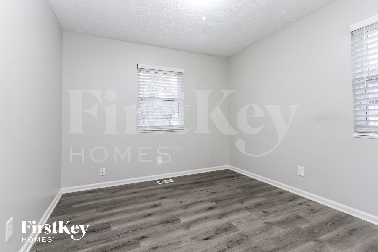 10431 Lawnhaven Cir - Photo 5 of 16