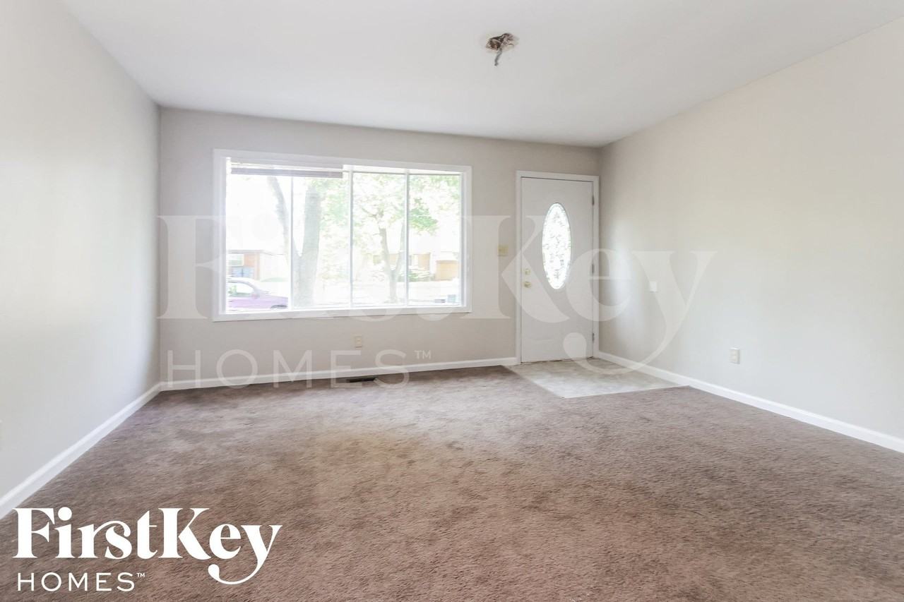 10207 Catalina Dr - Photo 3 of 15