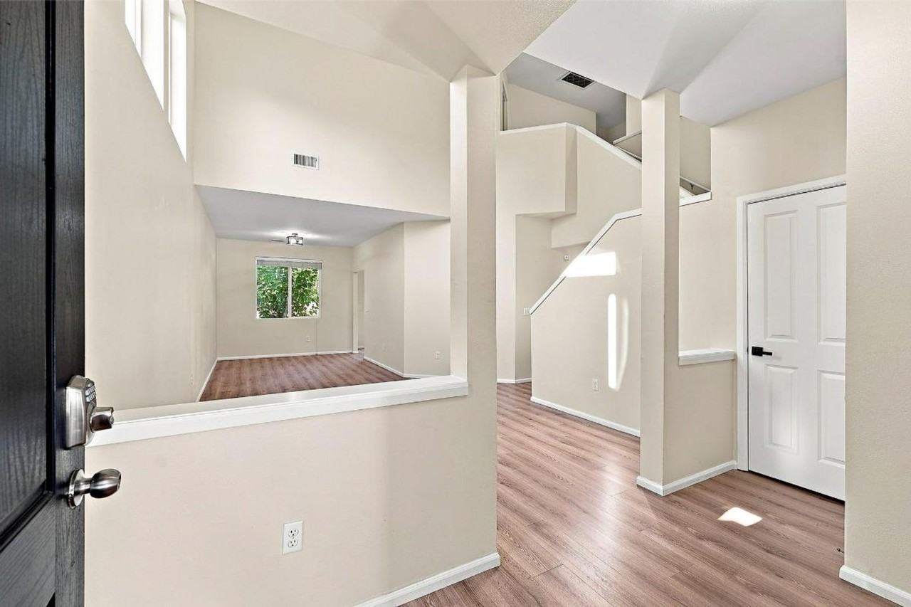6038 Discovery St E - Photo 3 of 48