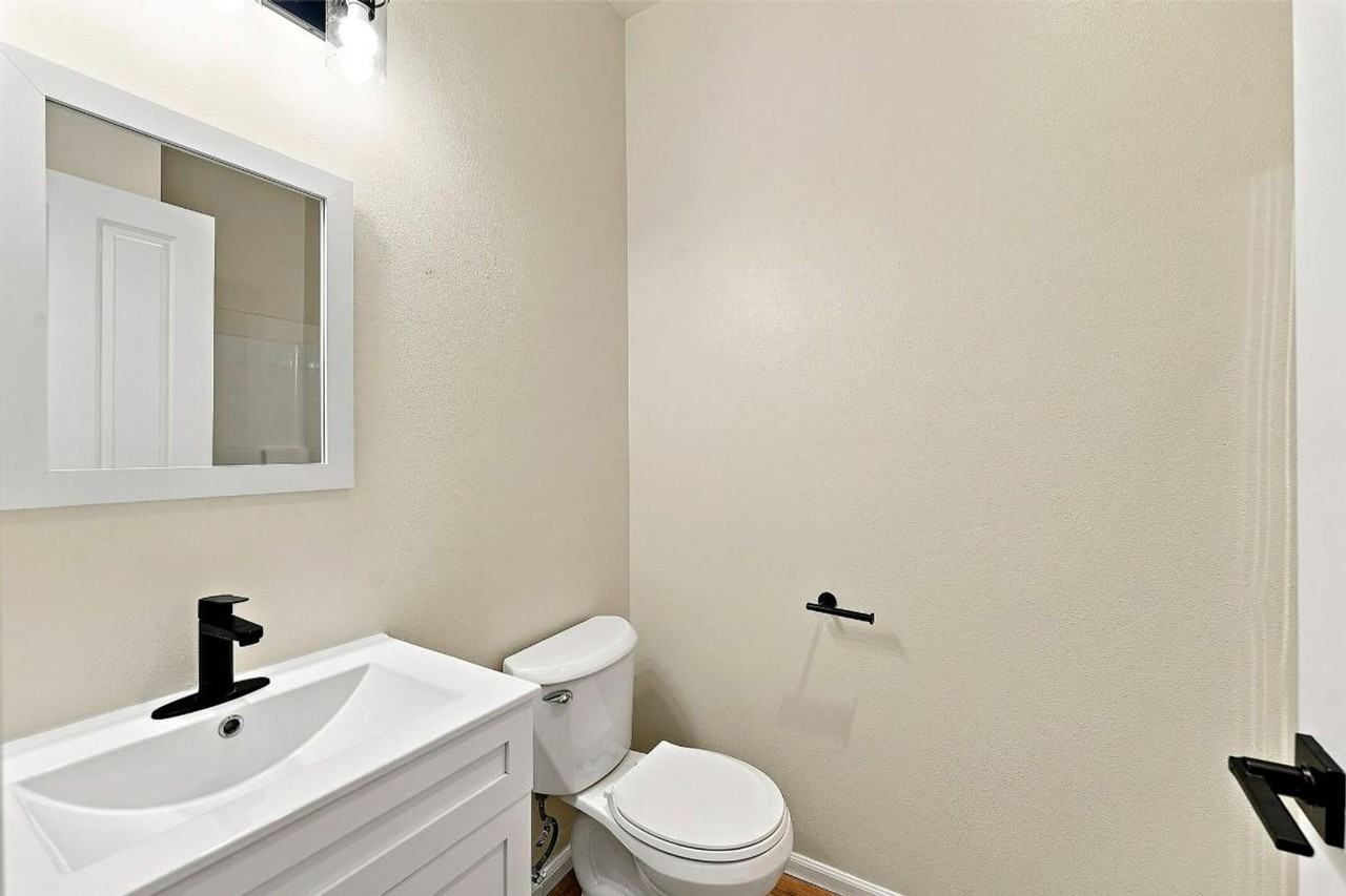 6038 Discovery St E - Photo 5 of 48