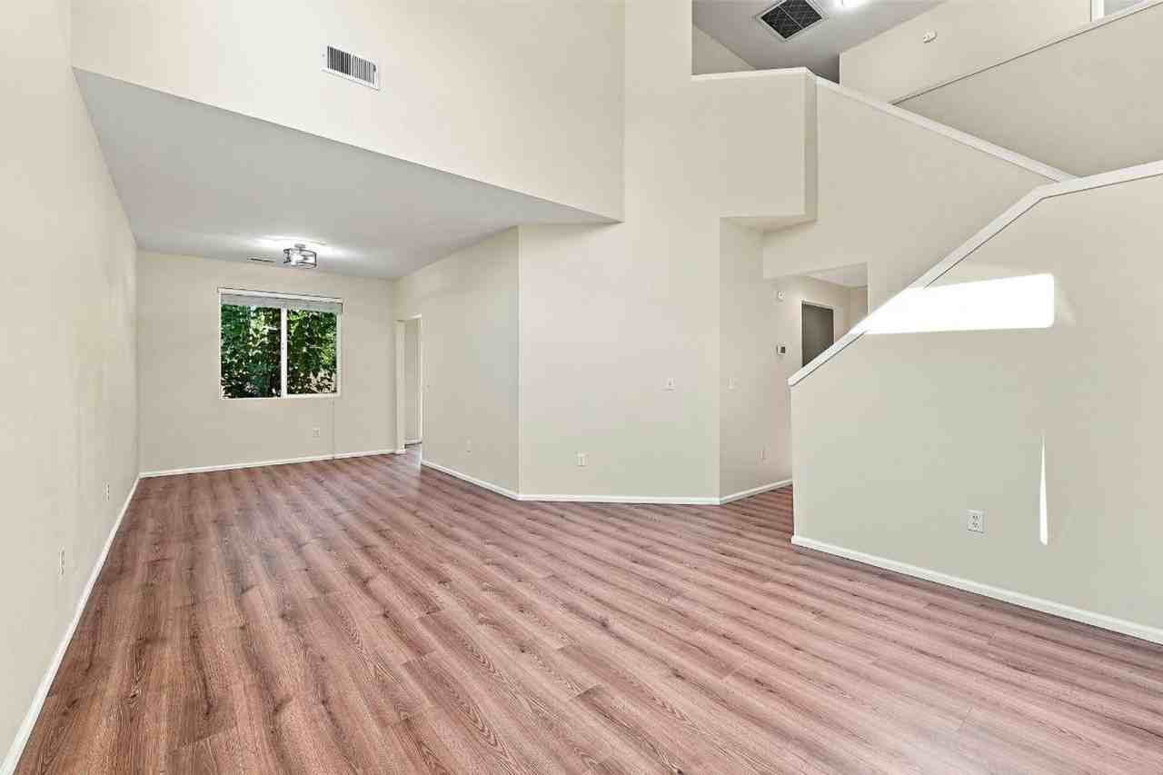 6038 Discovery St E - Photo 7 of 48