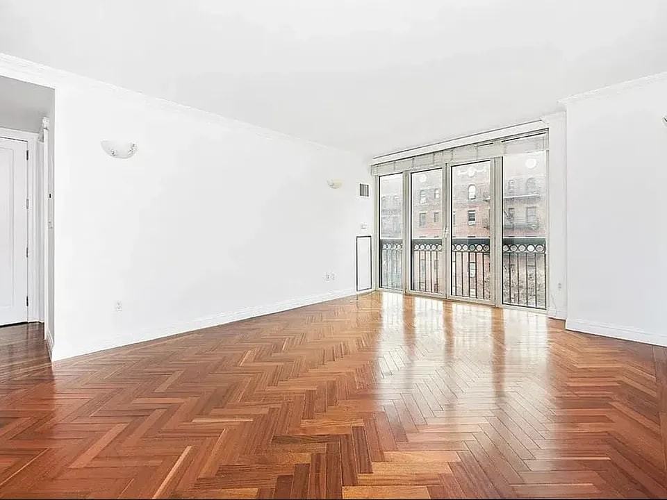 402 E 51st St #13 - Photo 2 of 3