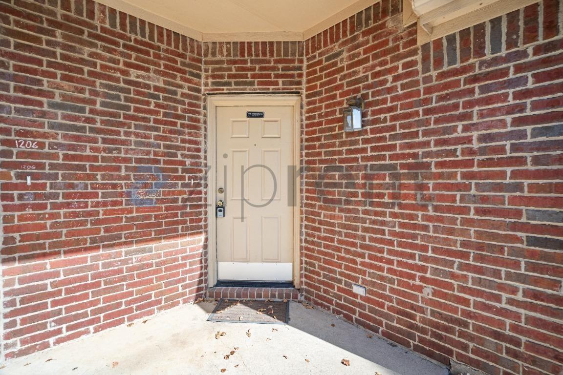 1204 Mulkey Ln - Photo 4 of 28