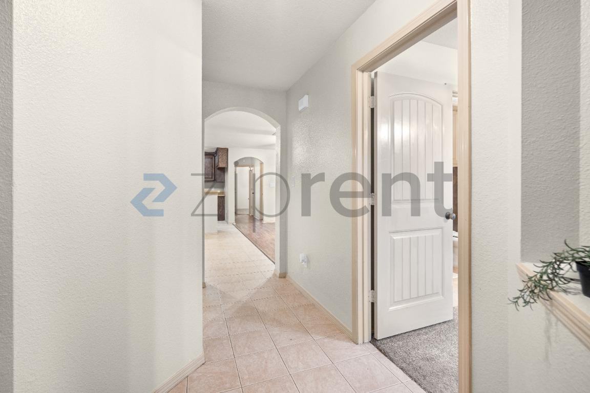 1204 Mulkey Ln - Photo 5 of 28