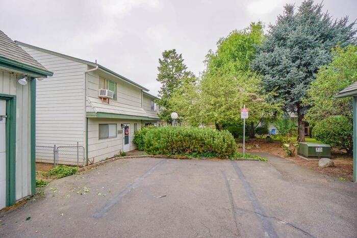 321 Ne 105th St - Photo 4 of 33