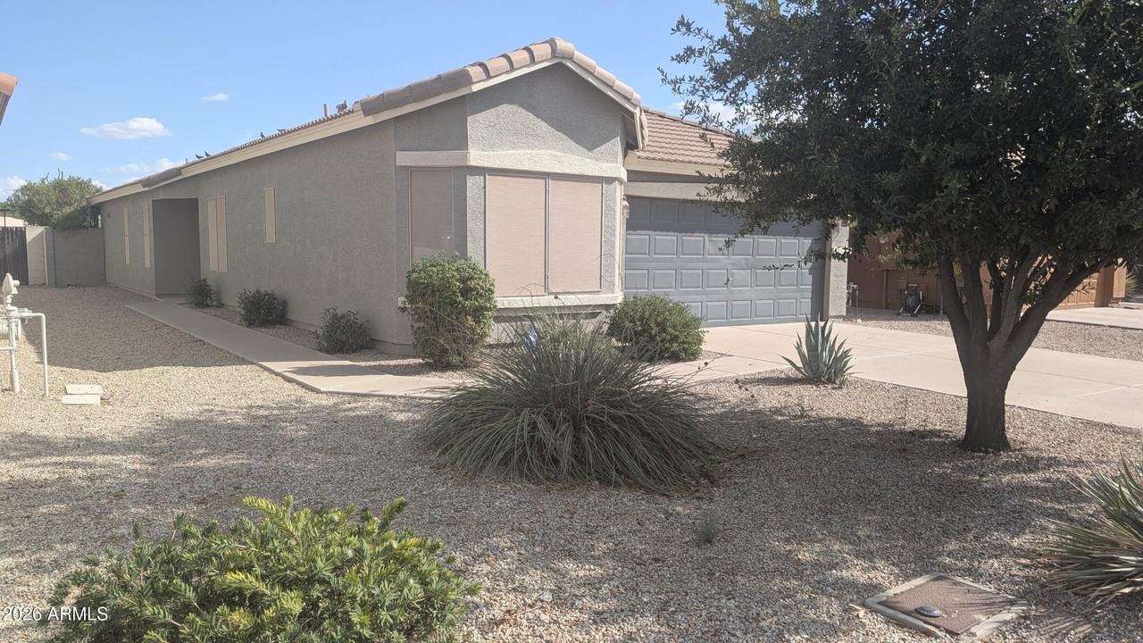1129 E Nardini St - Photo 4 of 36