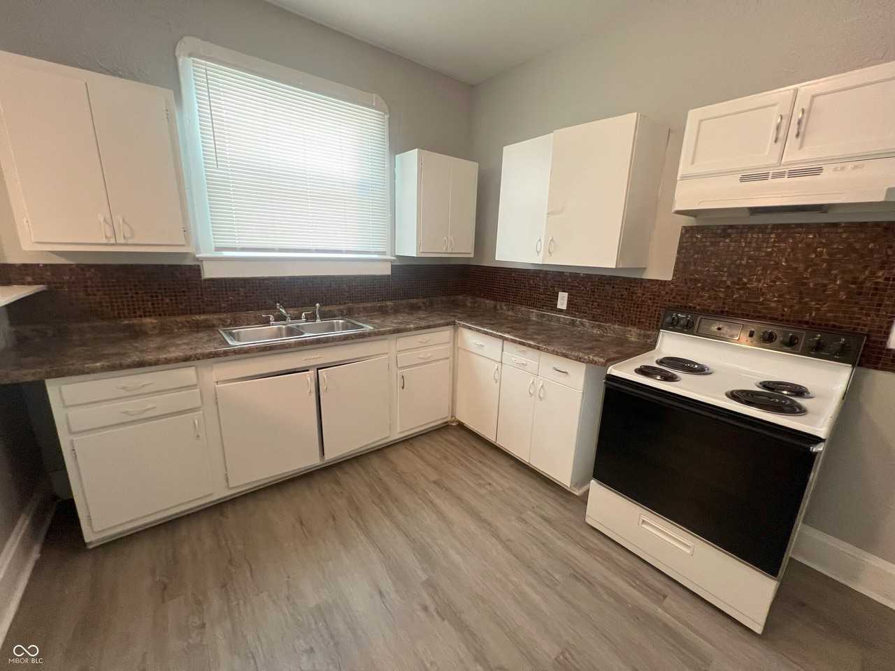 2106 Singleton St - Photo 6 of 18