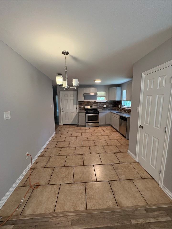 549 Neomi Ave - Photo 3 of 13