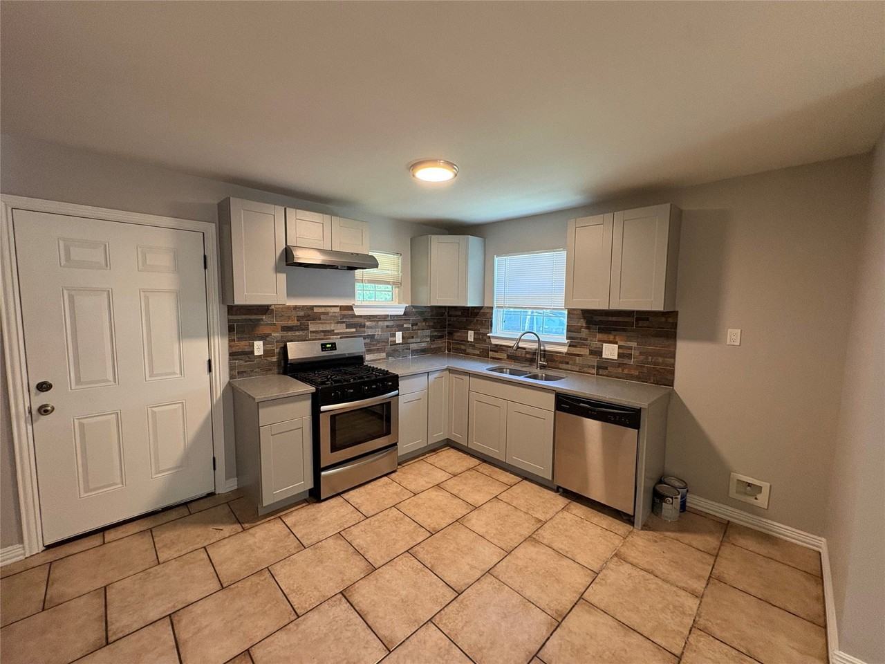 549 Neomi Ave - Photo 4 of 13