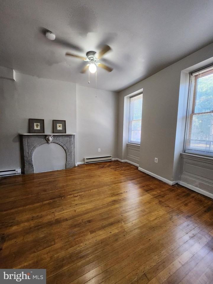 403 W 6th St #1 - Photo 4 of 15