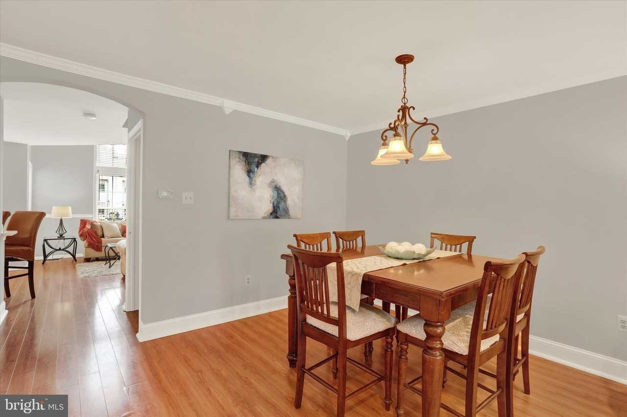 104 Suffield Ct - Photo 4 of 39