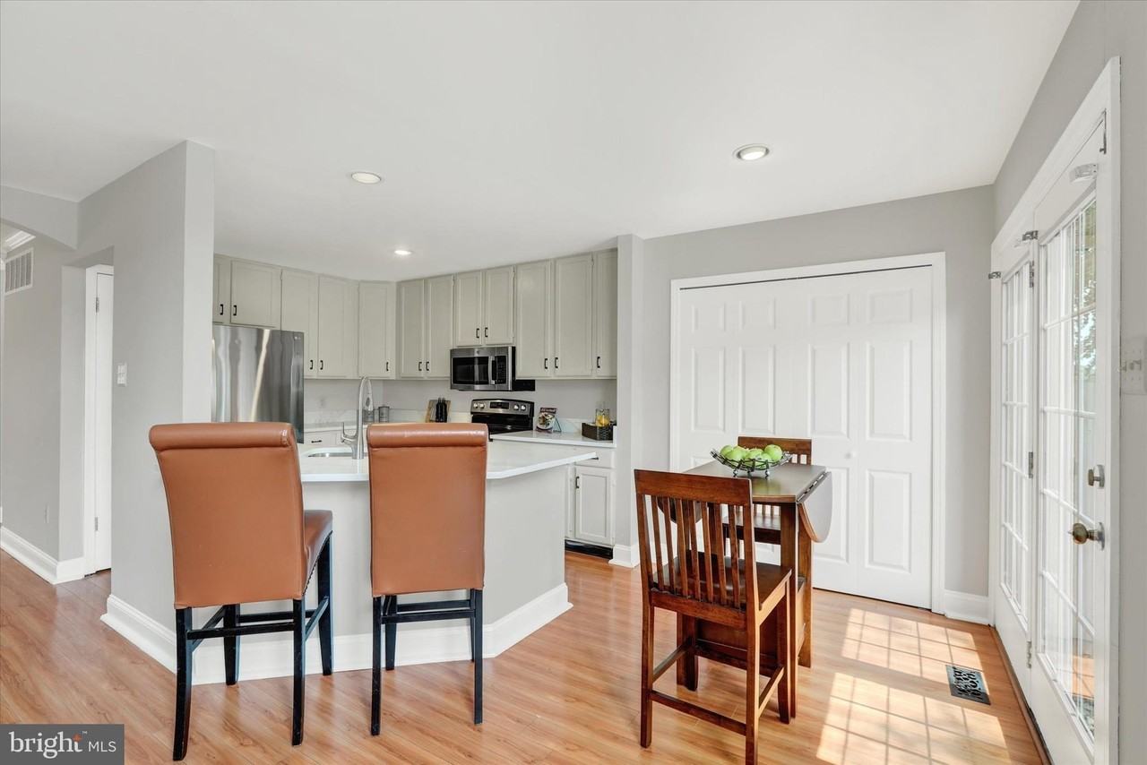 104 Suffield Ct - Photo 6 of 39