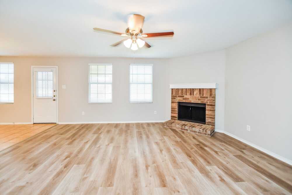 1056 Bumble Bee Dr - Photo 5 of 16