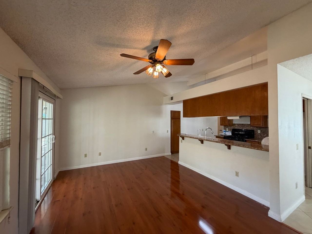 20318 Temple Ave - Photo 5 of 8