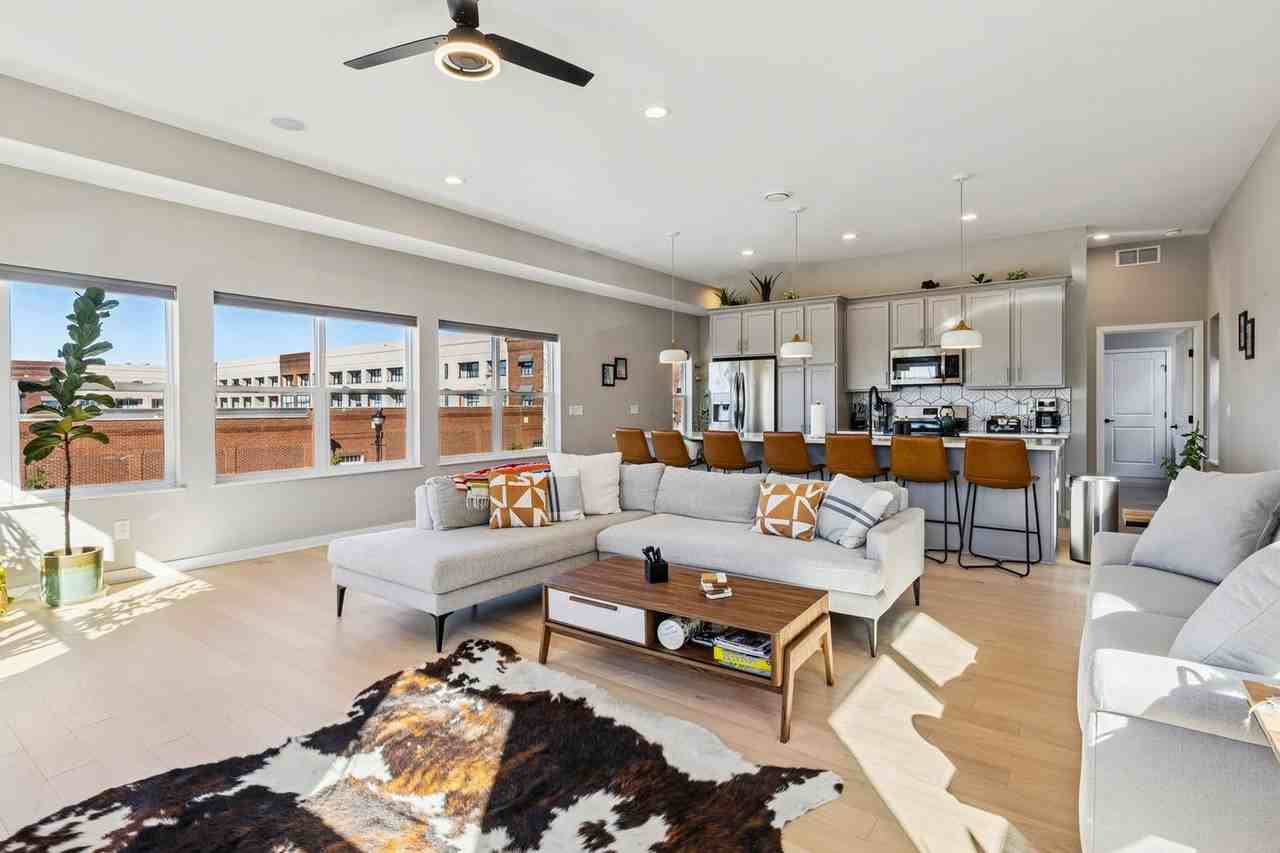 412 W Shoreline Dr #1593934P - Photo 3 of 42