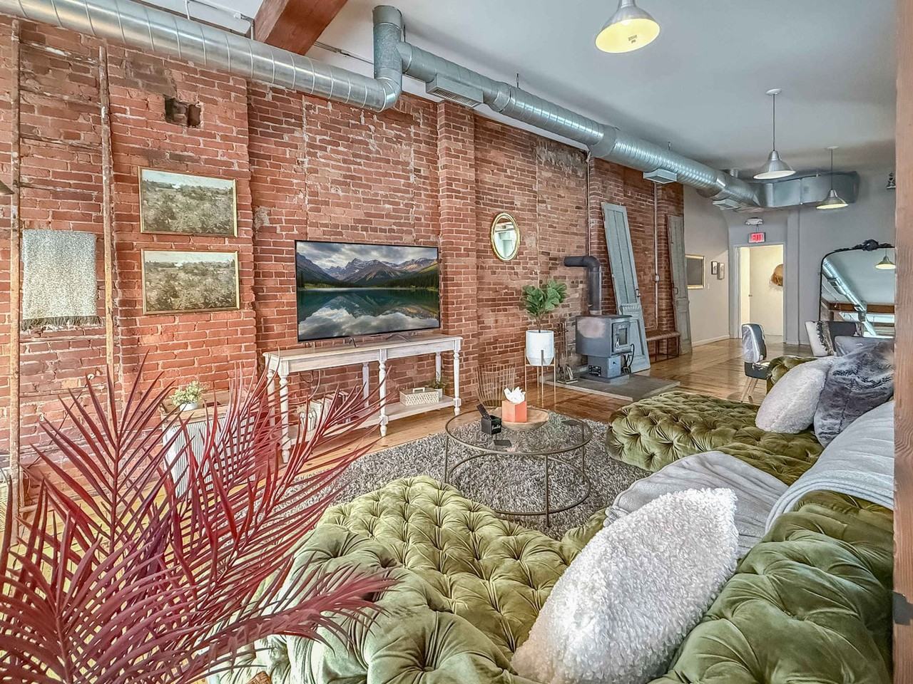 1668 E 40th St #1593940P - Photo 3 of 40