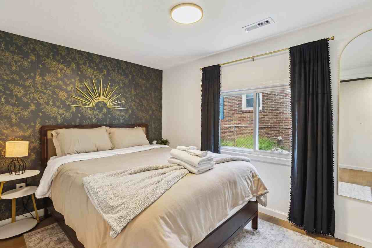 1045 Jefferson St #1593986P - Photo 6 of 34