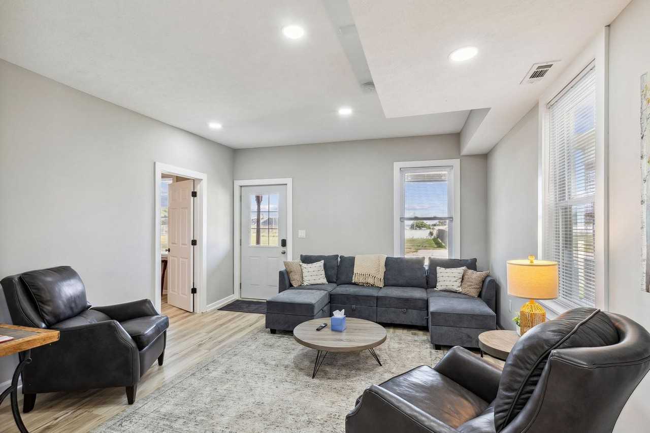 914 W Market St #1594014P - Photo 3 of 48