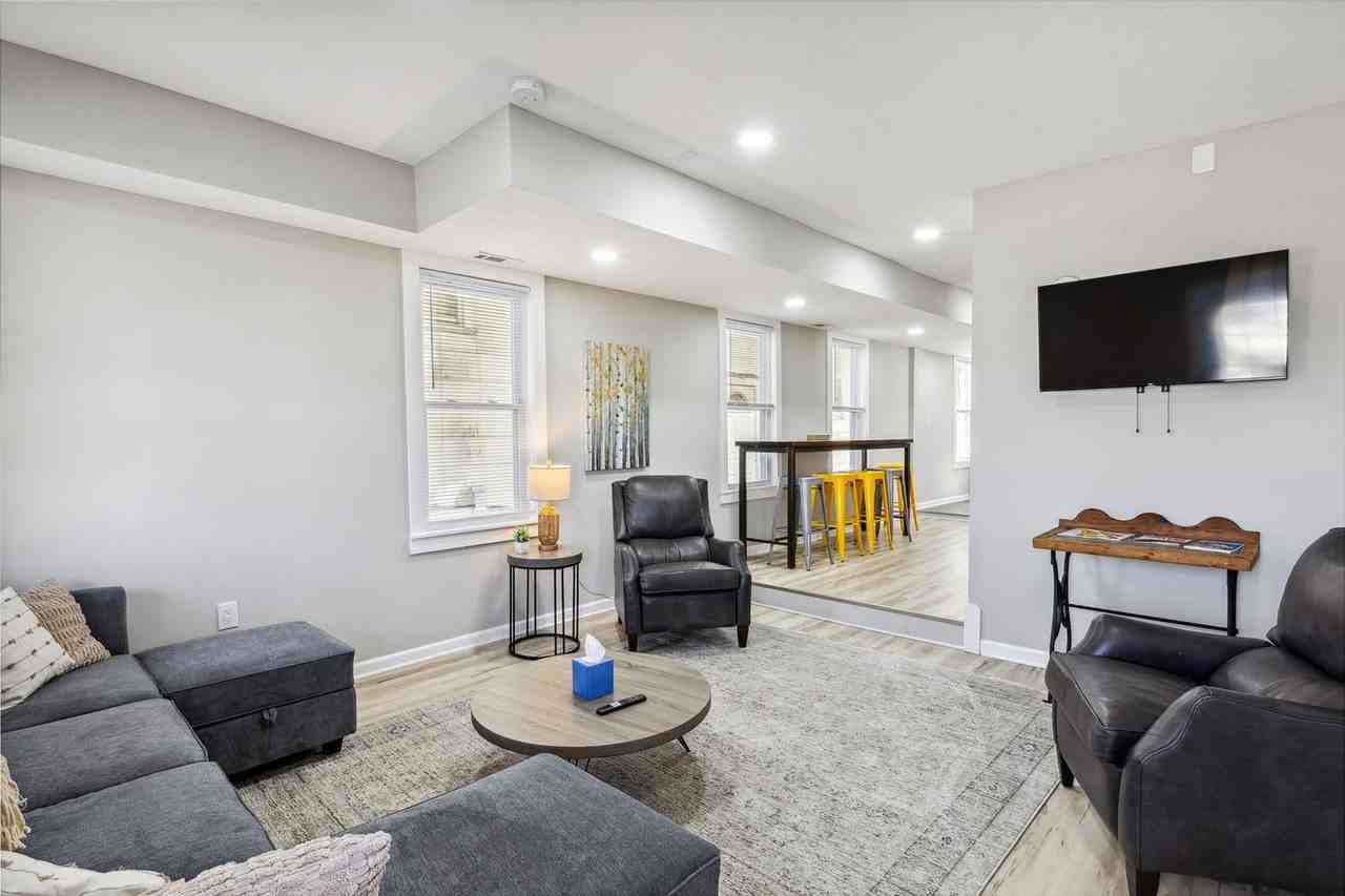 914 W Market St #1594014P - Photo 4 of 48