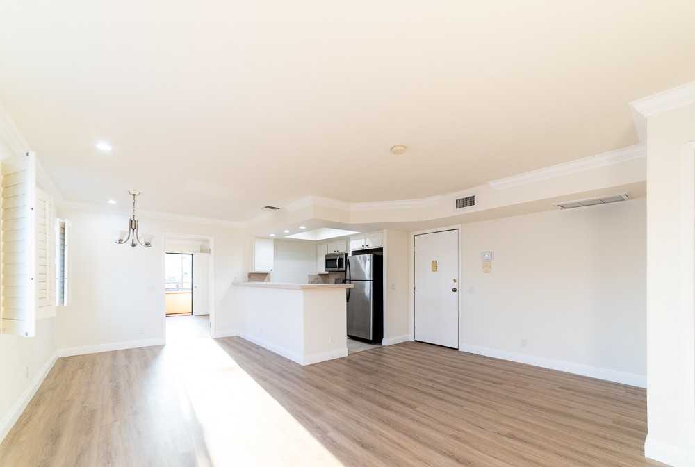1510 S Barrington Ave #101 - Photo 2 of 15