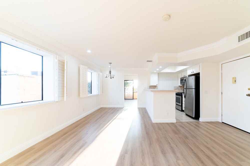1510 S Barrington Ave #101 - Photo 3 of 15