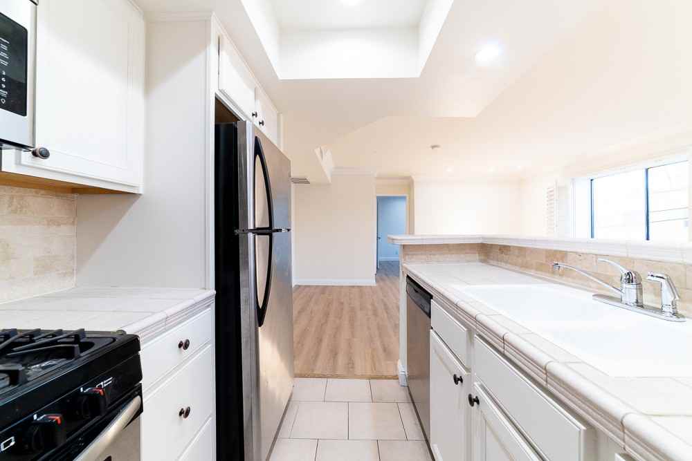 1510 S Barrington Ave #101 - Photo 4 of 15
