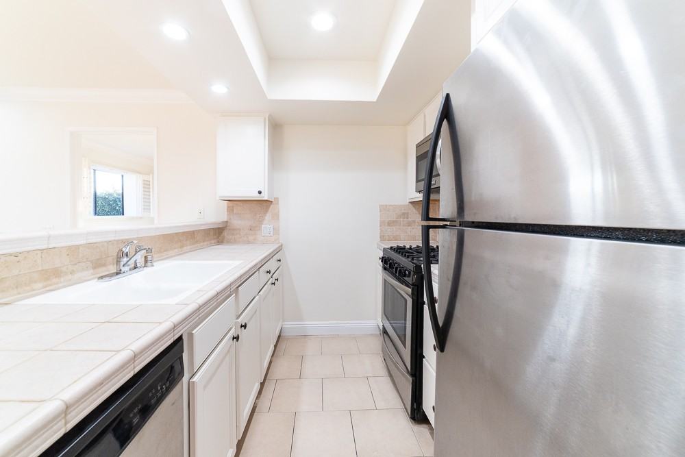 1510 S Barrington Ave #101 - Photo 5 of 15